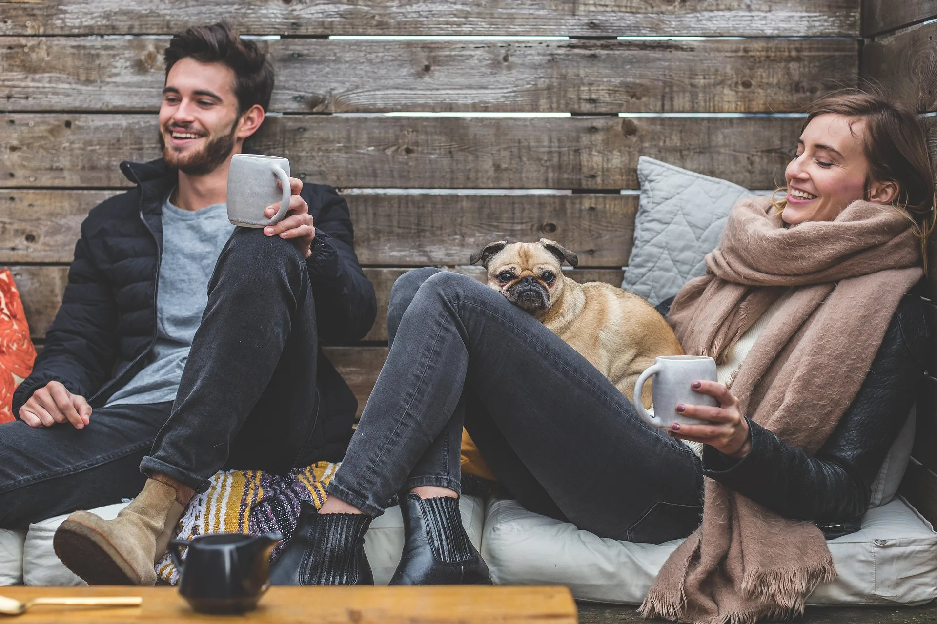 Casal feliz. Como a saúde financeira influencia o bem-estar.